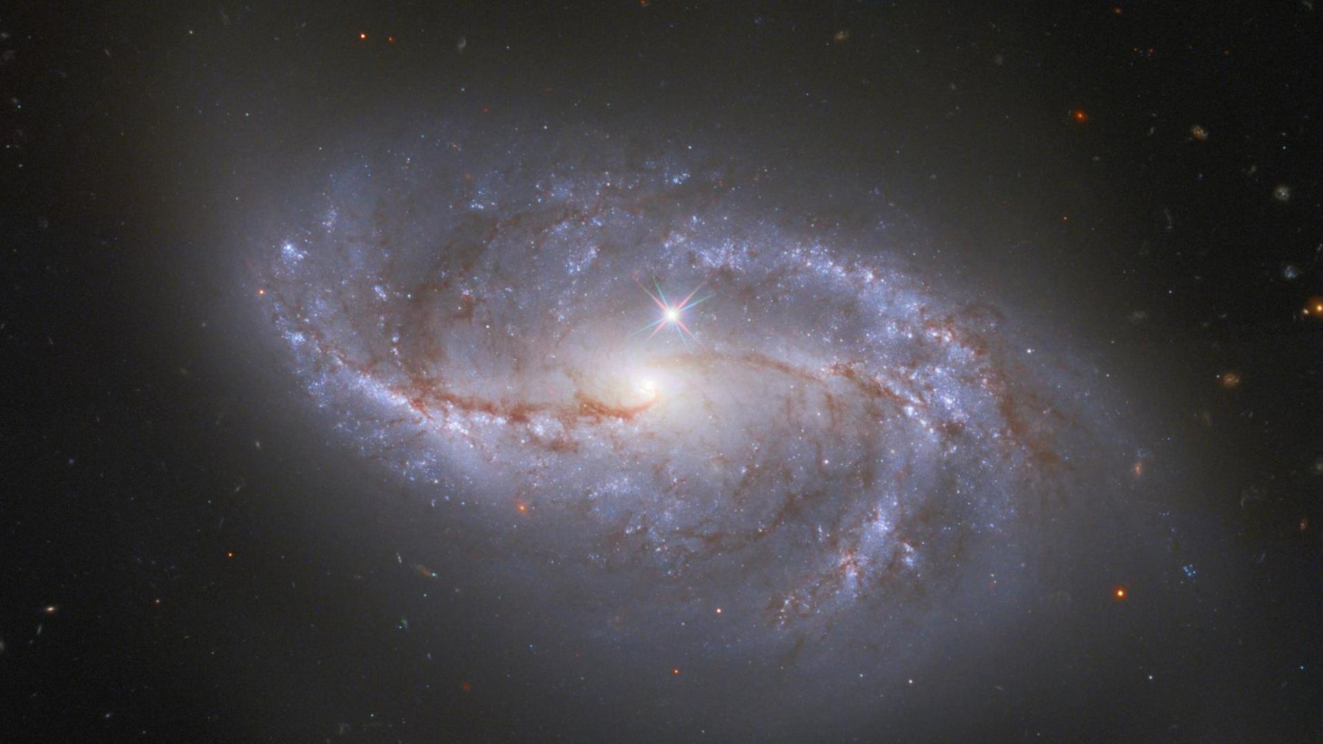 Die Galaxie NGC 2608, aufgenommen mit dem Hubble-Teleskop. Die Galaxie NGC 2608, aufgenommen mit dem Hubble-Teleskop.