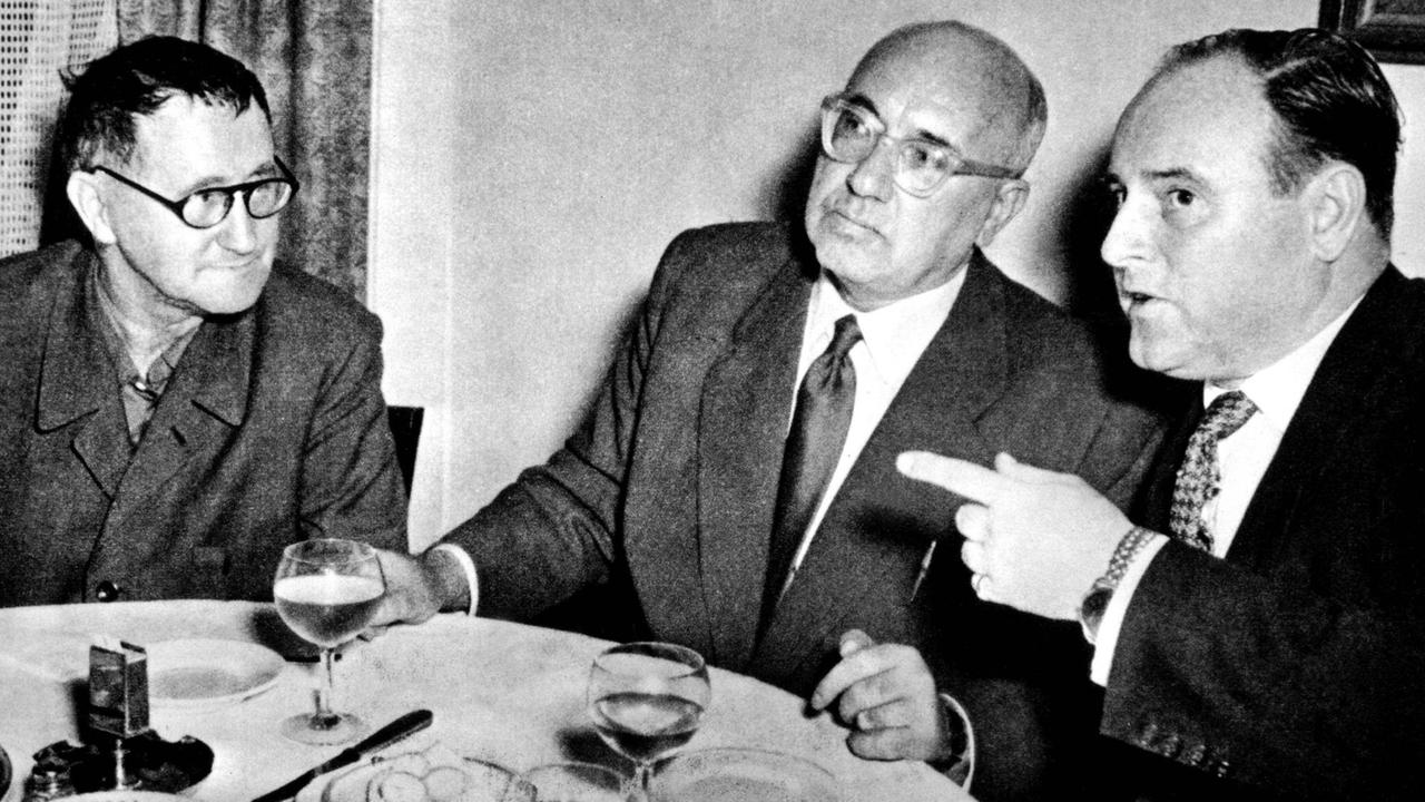 Aber neue Lieder tönen: Der Schriftsteller und Kulturpolitiker Johannes R. Becher (Mitte) 1954 im damaligen West-Berlin. Links neben ihm Bertolt Brecht Aber neue Lieder tönen: Der Schriftsteller und Kulturpolitiker Johannes R. Becher (Mitte) 1954 im damaligen West-Berlin. Links neben ihm Bertolt Brecht