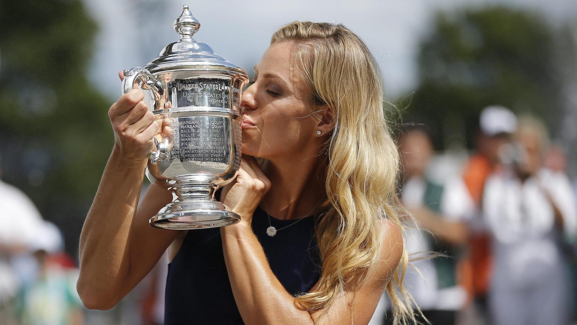 Angelique Kerber küsst den Siegerpokal der US Open.