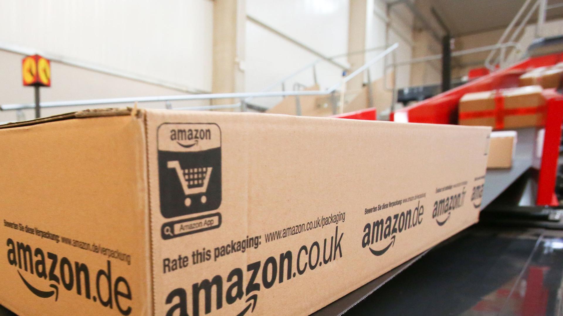 Amazon-Pakete laufen über ein Laufband. 