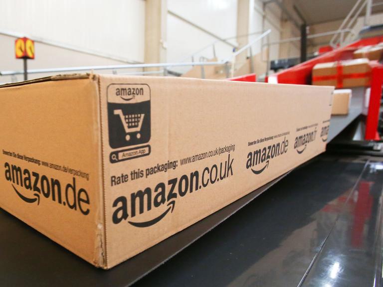 Amazon-Pakete laufen über ein Laufband. 