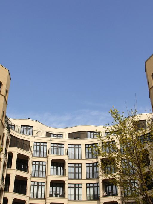 Nagelneue Häuser mit Mietwohnungen und Eigentumswohnungen sind in Berlin an der Grenze der Bezirke Mitte und Kreuzberg zu sehen.