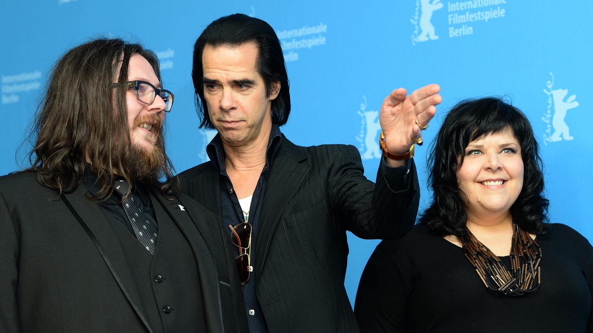 "20.000 Days on Earth": Der Musiker Nick Cave steht bei der Berlinale zwischenIain Forsyth und Jane Pollard. "20.000 Days on Earth": Der Musiker Nick Cave steht bei der Berlinale zwischenIain Forsyth und Jane Pollard.