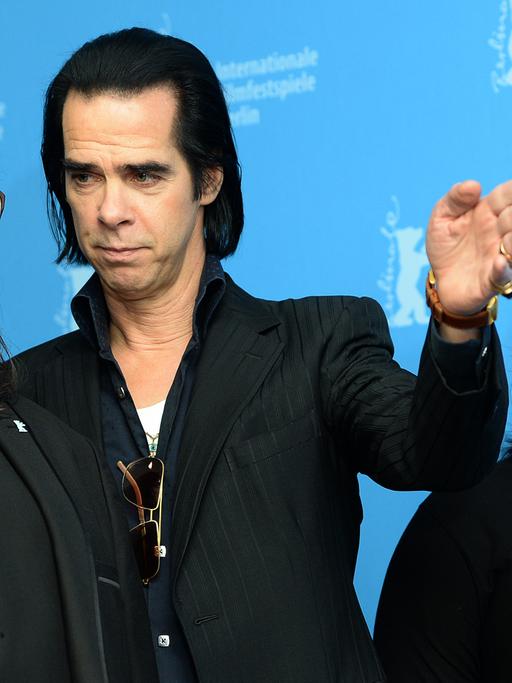 "20.000 Days on Earth": Der Musiker Nick Cave steht bei der Berlinale zwischenIain Forsyth und Jane Pollard.