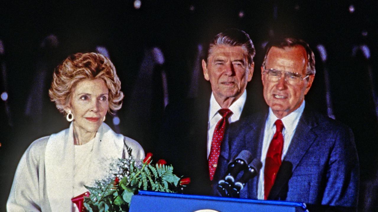 Vizepräsident George H.W. Bush begrüßt am 3. Juni 1988 US-Präsident Ronald Reagan und dessen Frau Nancy auf dem Luftwaffenstützpunkt Andrews in der Nähe von Washington
