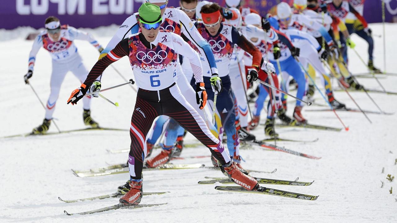 Johannes Dürr aus Österreich führt das Feld bei den Herren im Laura Cross Country Center bei den Olympischen Spielen 2014 in Sotschi an, Krasnaja Poljana, Russland, 09. Februar 2014. Johannes Dürr aus Österreich führt das Feld bei den Herren im Laura Cross Country Center bei den Olympischen Spielen 2014 in Sotschi an, Krasnaja Poljana, Russland, 09. Februar 2014.