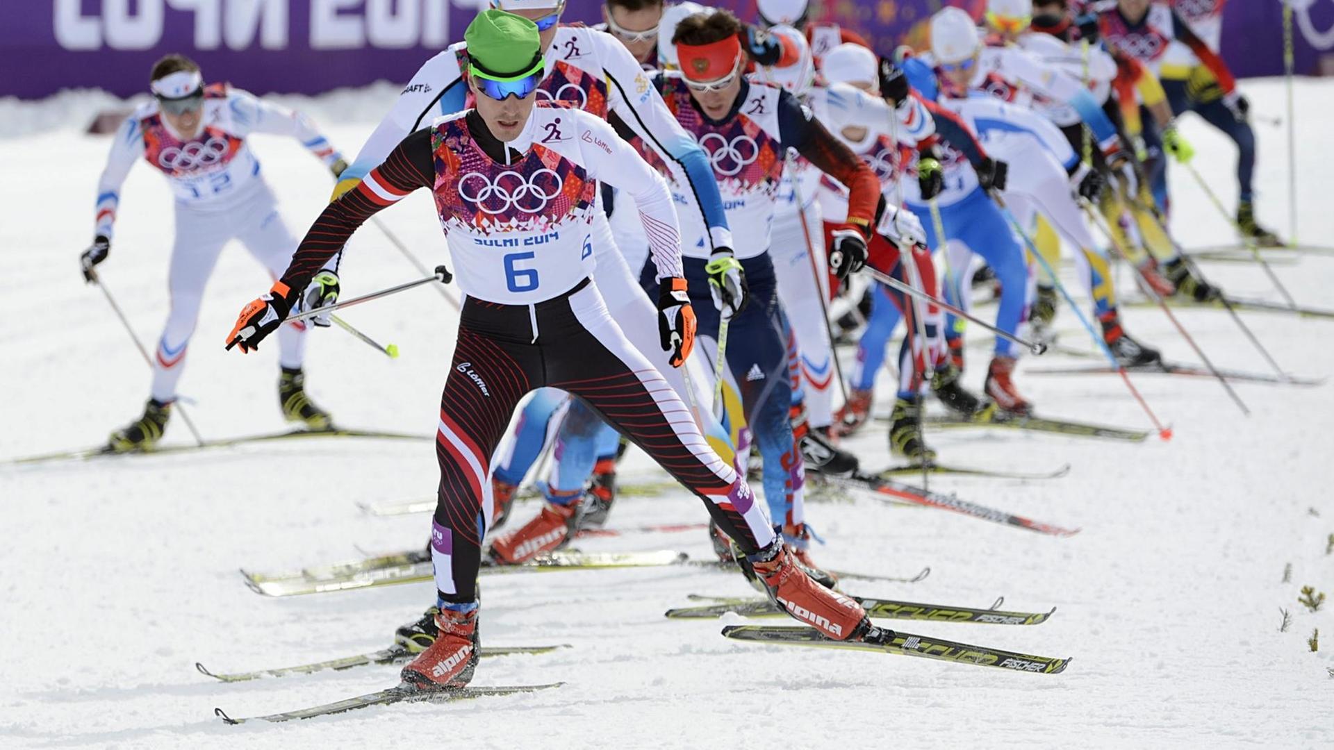 Johannes Dürr aus Österreich führt das Feld bei den Herren im Laura Cross Country Center bei den Olympischen Spielen 2014 in Sotschi an, Krasnaja Poljana, Russland, 09. Februar 2014. Johannes Dürr aus Österreich führt das Feld bei den Herren im Laura Cross Country Center bei den Olympischen Spielen 2014 in Sotschi an, Krasnaja Poljana, Russland, 09. Februar 2014.