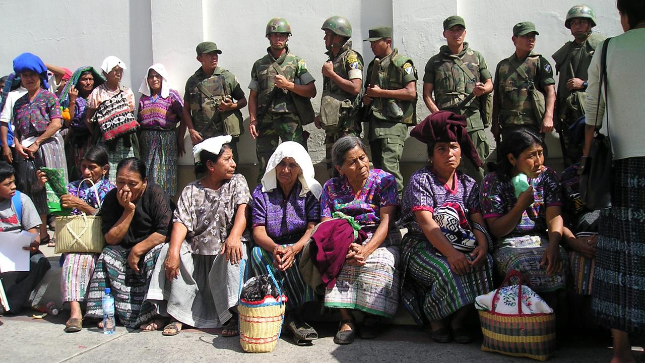 Indígena-Frauen in Guatemala fordern Wiedergutmachung. Indígena-Frauen in Guatemala fordern Wiedergutmachung.