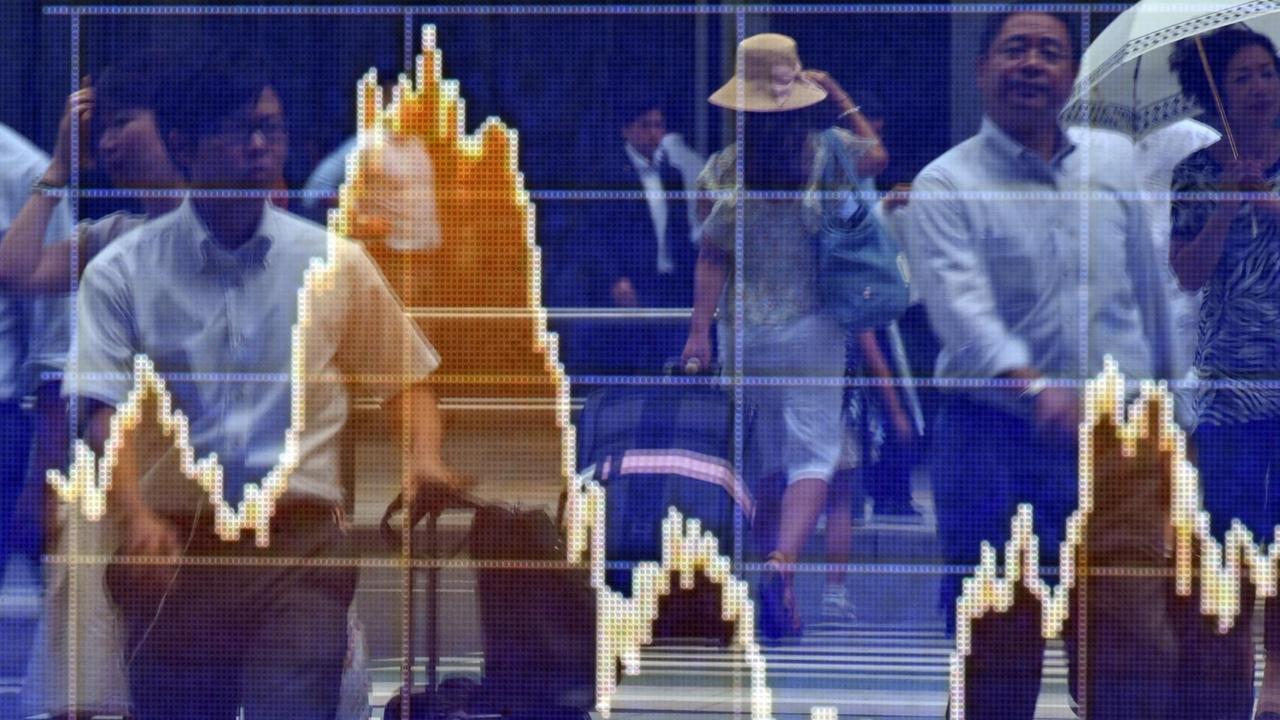 Fußgänger in Tokio vor einer Preistafel. Fußgänger in Tokio vor einer Preistafel.