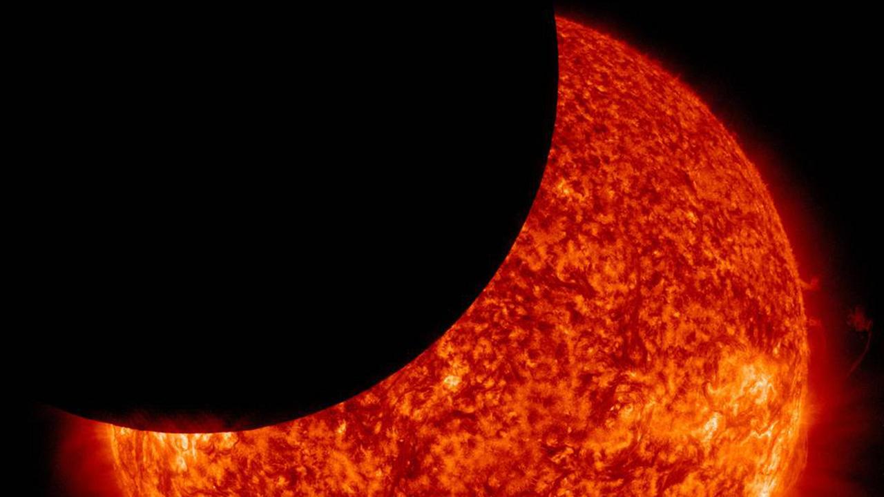 Eine partielle Sonnenfinsternis, beobachtet vom Satelliten Solar Dynamics Observatory Eine partielle Sonnenfinsternis, beobachtet vom Satelliten Solar Dynamics Observatory