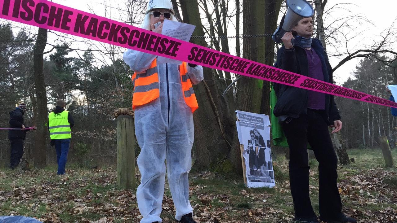 "Protest gegen den Protest" - Aktivisten der "Interventionistischen Linken" bei ihrem "Kettensägen-Massaker" in Hamburg-Blankenese.
