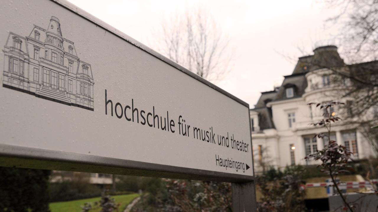 Der Eingang in das ehemalige Budge Palais, in dem heute die Hochschule für Musik und Theater der Hansestadt untergebracht ist. Der Eingang in das ehemalige Budge Palais, in dem heute die Hochschule für Musik und Theater der Hansestadt untergebracht ist.