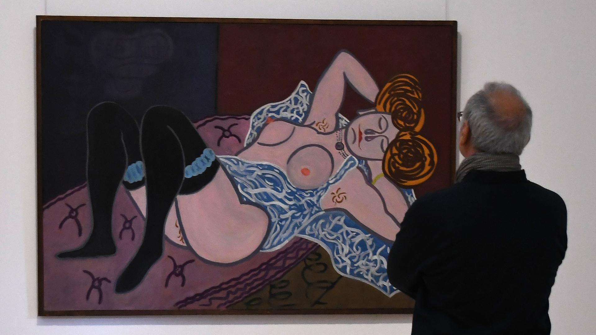 Ein Mann schaut sich in Bremen im Paula Modersohn-Becker Museum das Bild "Reclining Nude" aus dem Jahr 1952 von William Copley an. Das Bild hängt in der Ausstellung "Schlaf - Eine produktive Zeitverschwendung" Ein Mann schaut sich in Bremen im Paula Modersohn-Becker Museum das Bild "Reclining Nude" aus dem Jahr 1952 von William Copley an. Das Bild hängt in der Ausstellung "Schlaf - Eine produktive Zeitverschwendung"