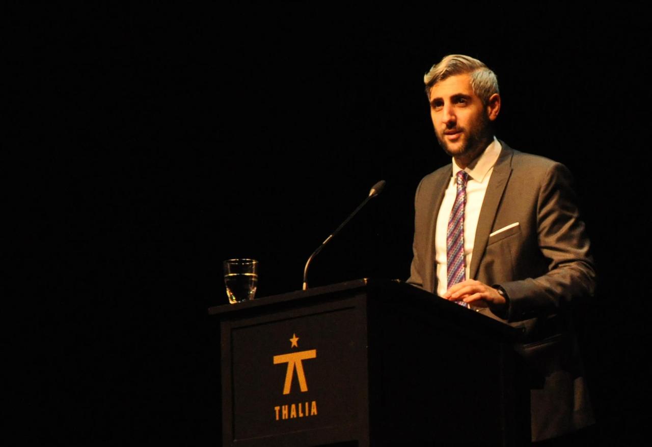 Michel Abdollahi steht an einem Redepult. Michel Abdollahi steht an einem Redepult.
