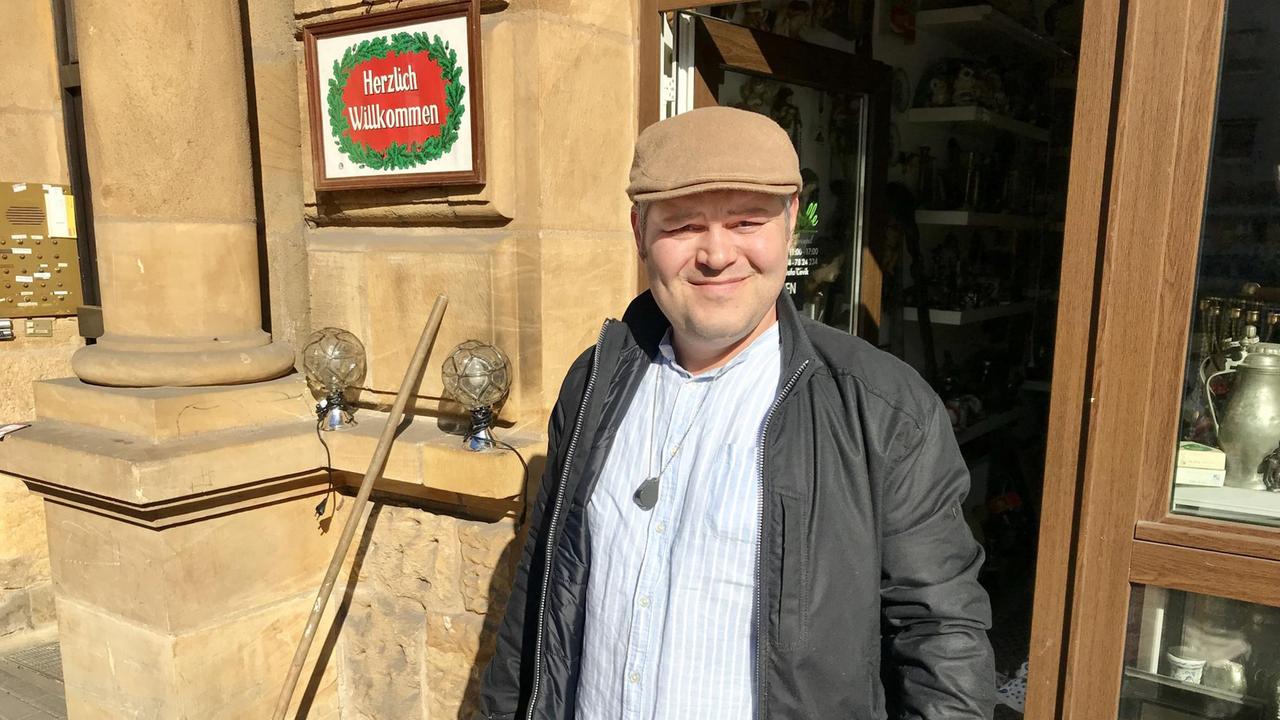 Mustafa Cevik vor seinem Laden in der Fürther Straße in Nürnberg Mustafa Cevik vor seinem Laden in der Fürther Straße in Nürnberg