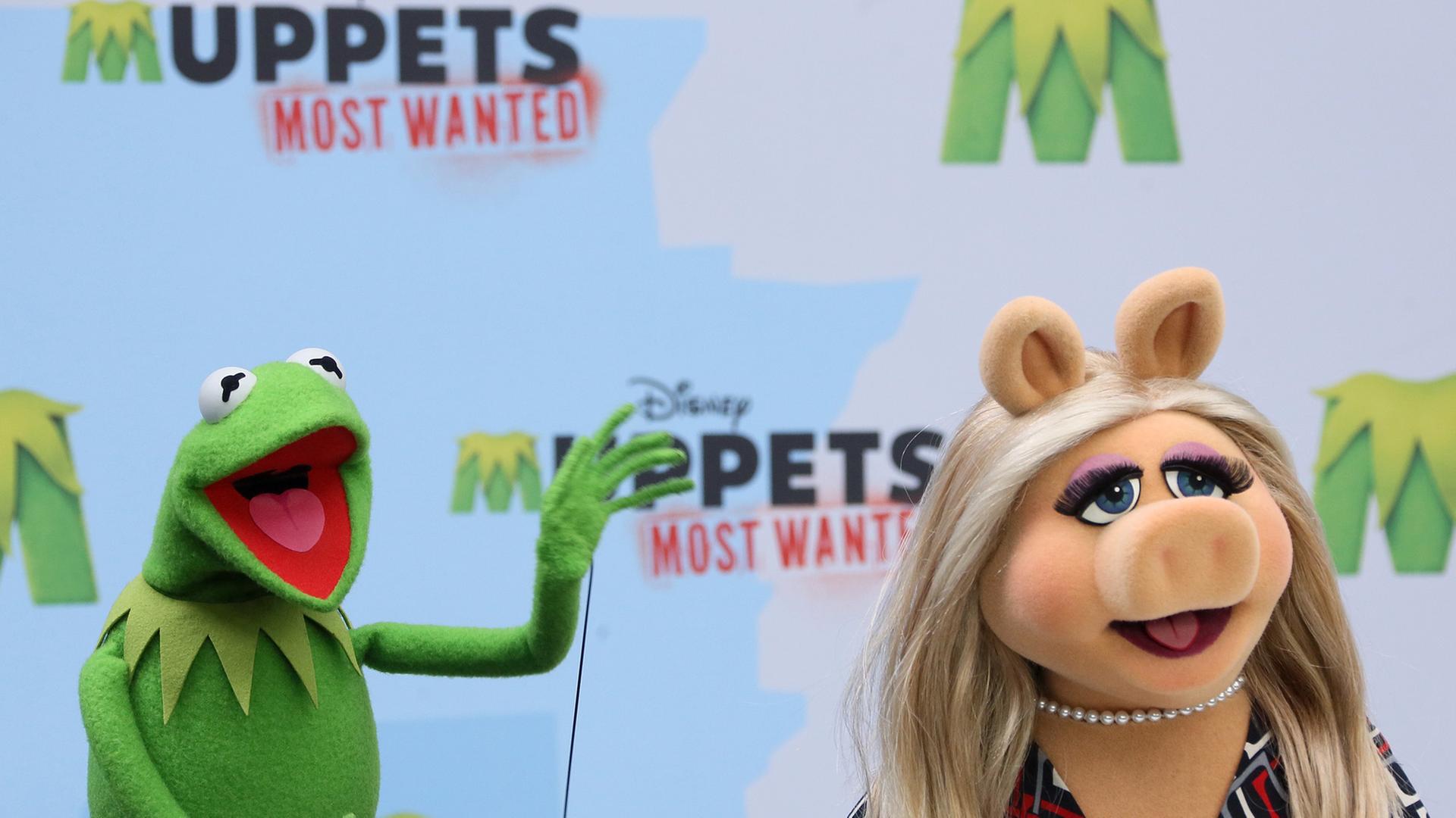 Die Puppen Miss Piggy und Kermit der Frosch kommen am 28.03.2014 zum Fototermin im Sony Center in Berlin. Anlass ist der Film "Muppets Most Wanted", der am 1. Mai in die Kinos kommt. F Die Puppen Miss Piggy und Kermit der Frosch kommen am 28.03.2014 zum Fototermin im Sony Center in Berlin. Anlass ist der Film "Muppets Most Wanted", der am 1. Mai in die Kinos kommt. F