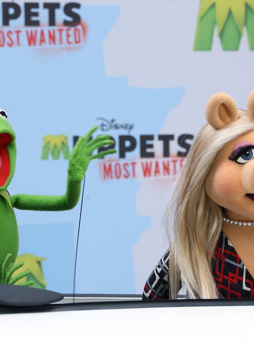 Die Puppen Miss Piggy und Kermit der Frosch kommen am 28.03.2014 zum Fototermin im Sony Center in Berlin. Anlass ist der Film "Muppets Most Wanted", der am 1. Mai in die Kinos kommt. F