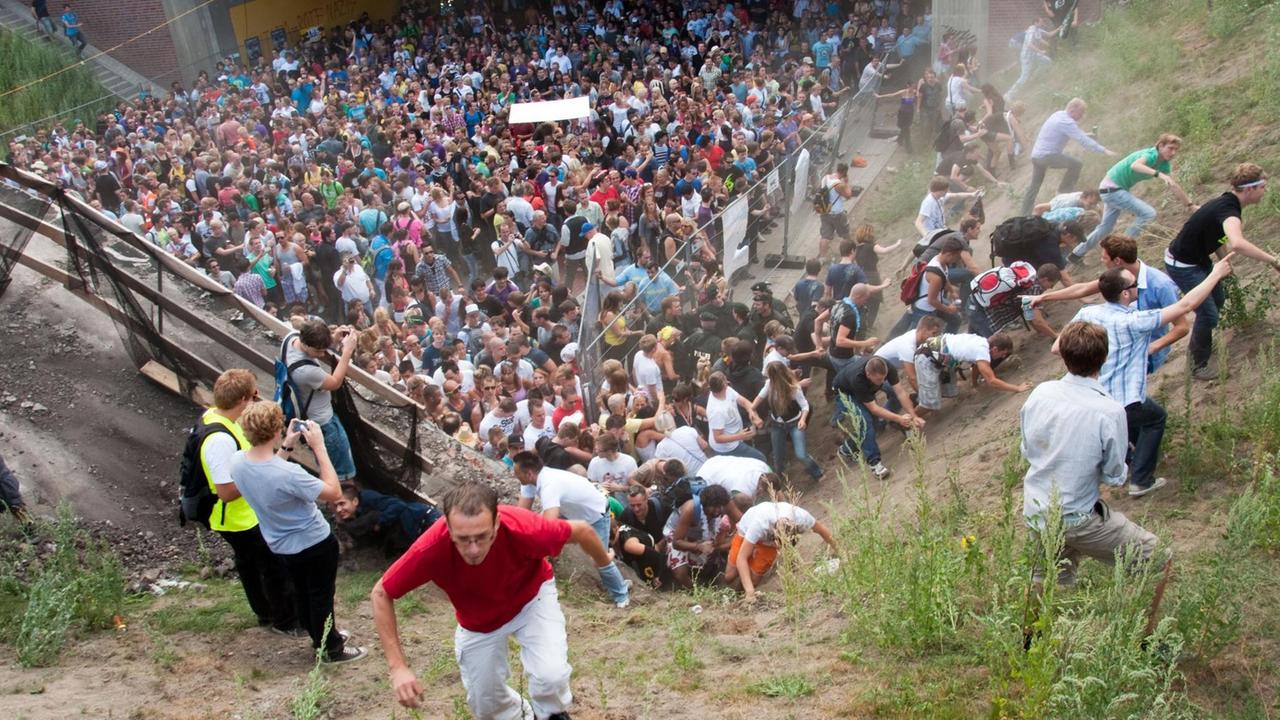 Bei der Love-Parade in Duisburg sind 21 Menschen gestorben. Bei der Love-Parade in Duisburg sind 21 Menschen gestorben.