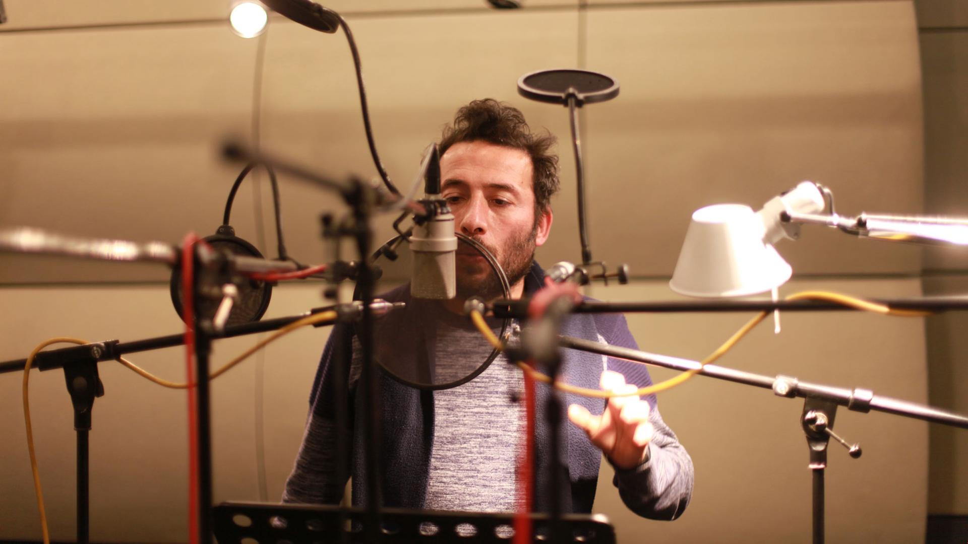 Der Cunto-Performer Gaspare Balsamo. Hörspiel: "Gesänge des Charon" Koproduktion Deutschlandfunk Kultur/HR2 Kultur 2017 Der Cunto-Performer Gaspare Balsamo. Hörspiel: "Gesänge des Charon" Koproduktion Deutschlandfunk Kultur/HR2 Kultur 2017