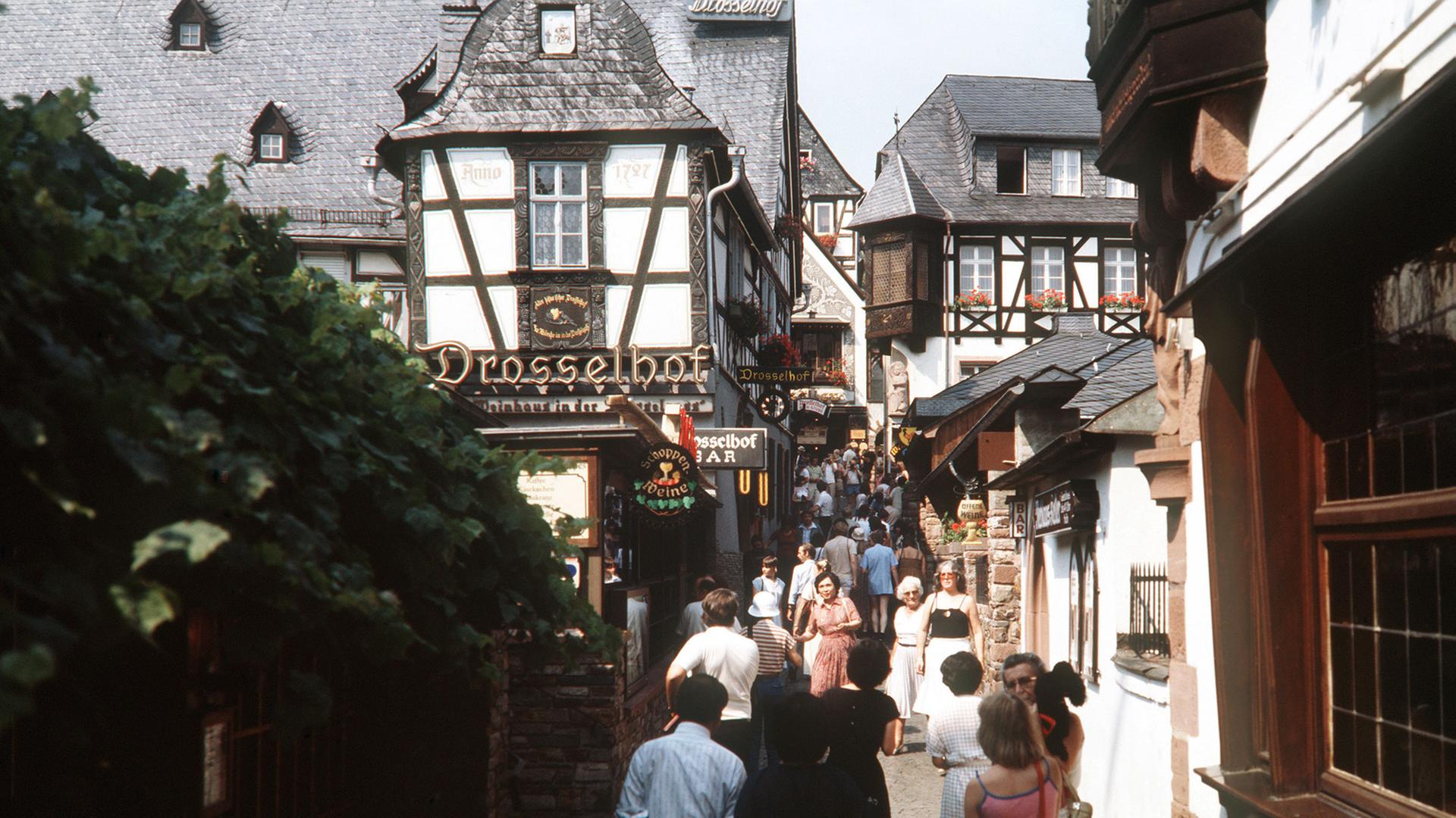 Die Drosselgasse in Rüdesheim am Rhein. Die Drosselgasse in Rüdesheim am Rhein.