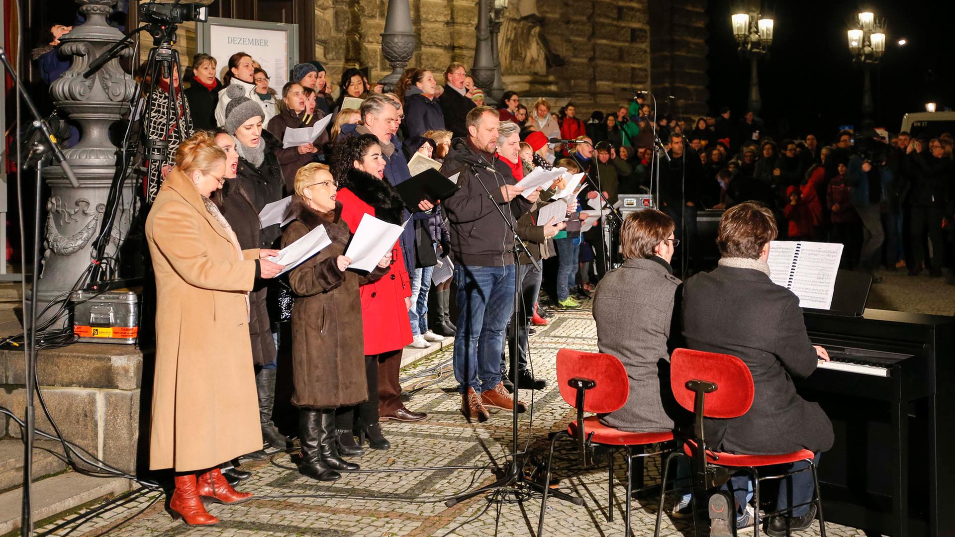Mitarbeiter aus allen Abteilungen der Semperoper Dresden und der Sächsischen Staatskapelle Dresden sangen auf dem Theaterplatz die Ode "An die Freude" von Ludwig van Beethoven aus seiner 9. Sinfonie. Mitarbeiter aus allen Abteilungen der Semperoper Dresden und der Sächsischen Staatskapelle Dresden sangen auf dem Theaterplatz die Ode "An die Freude" von Ludwig van Beethoven aus seiner 9. Sinfonie.