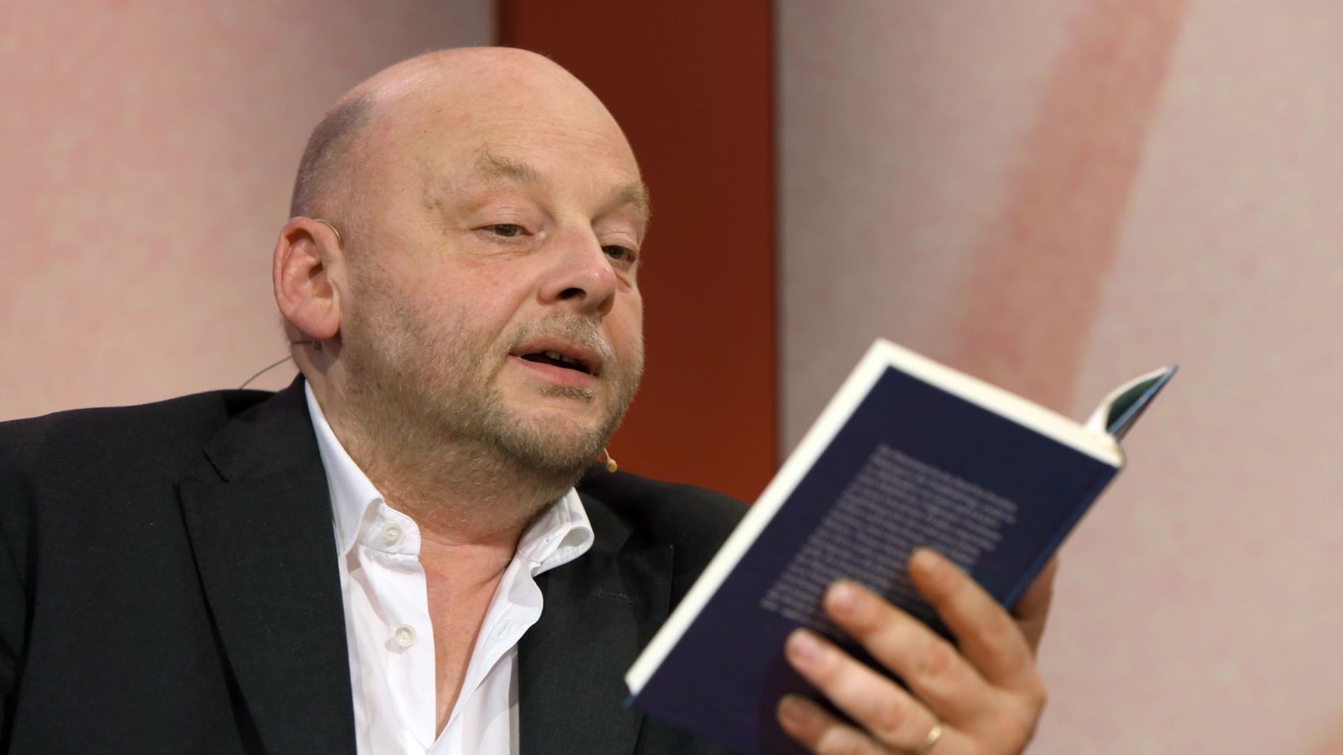 Der Autor Thomas Hettche liest aus seinem Buch "Die Pfaueninsel". Der Autor Thomas Hettche liest aus seinem Buch "Die Pfaueninsel".