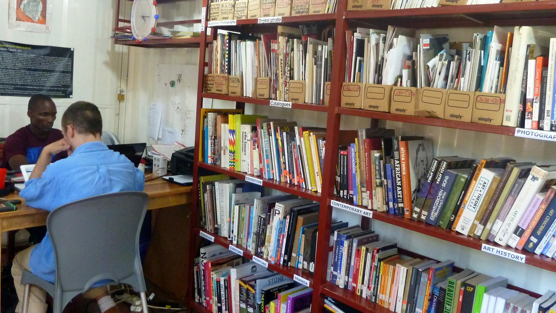 Das Kulturzentrum "32° East“: Hier bekommen junge afrikanische Künstler eine Chance. Die Bibliothek ist in alten Containern untergebracht. Das Kulturzentrum "32° East“: Hier bekommen junge afrikanische Künstler eine Chance. Die Bibliothek ist in alten Containern untergebracht.