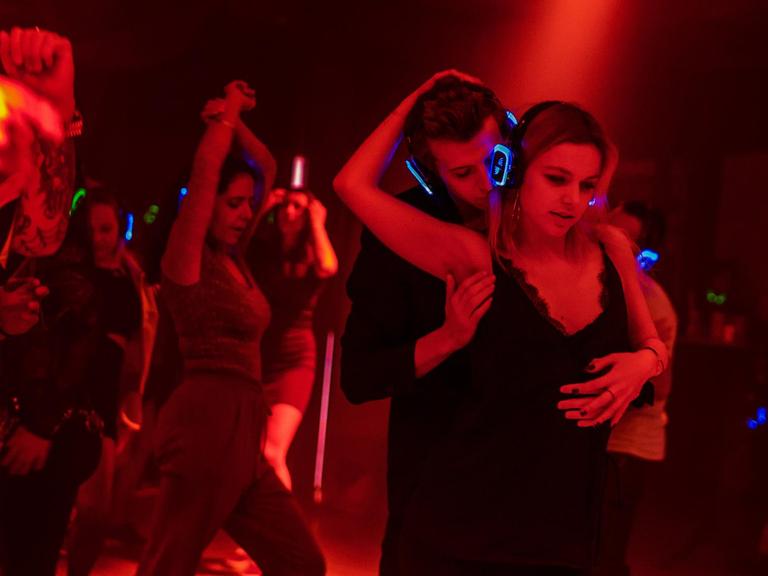 Tanzende Menschen im Club