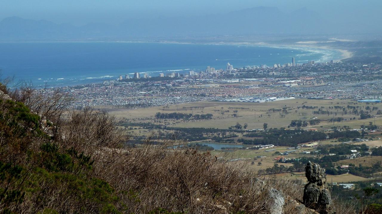Blick von oben auf Kapstadt und Meer Blick von oben auf Kapstadt und Meer