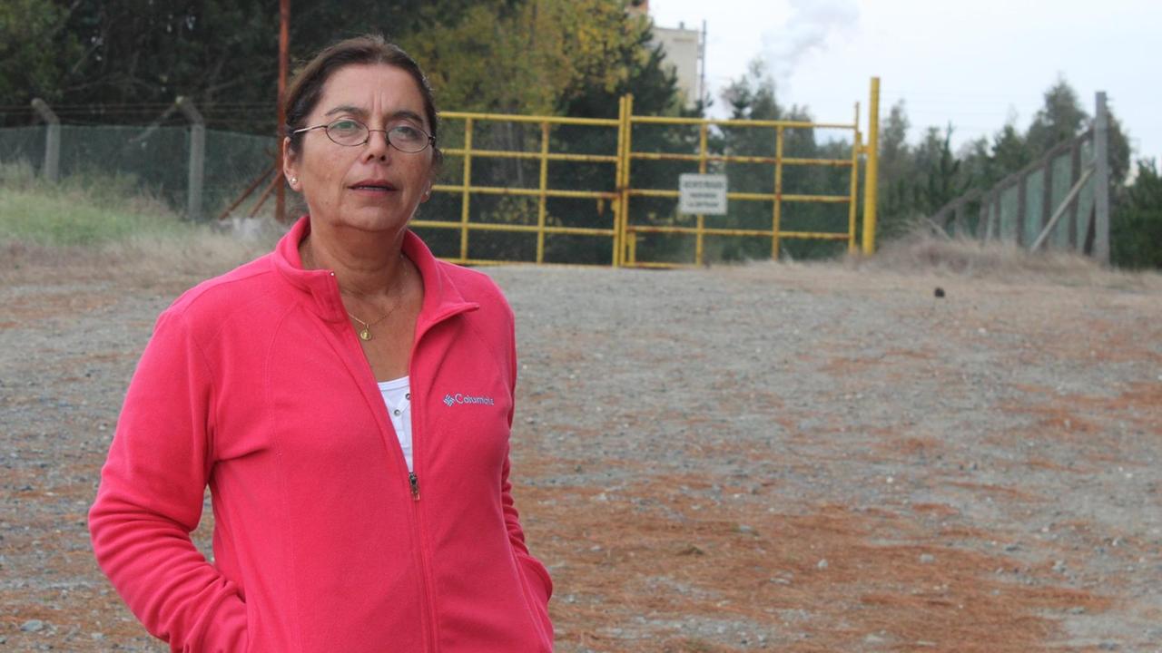 Umweltaktivisten Virginia Perez vor der Zellulosefabrik Zellulose-Fabrik Arauco.