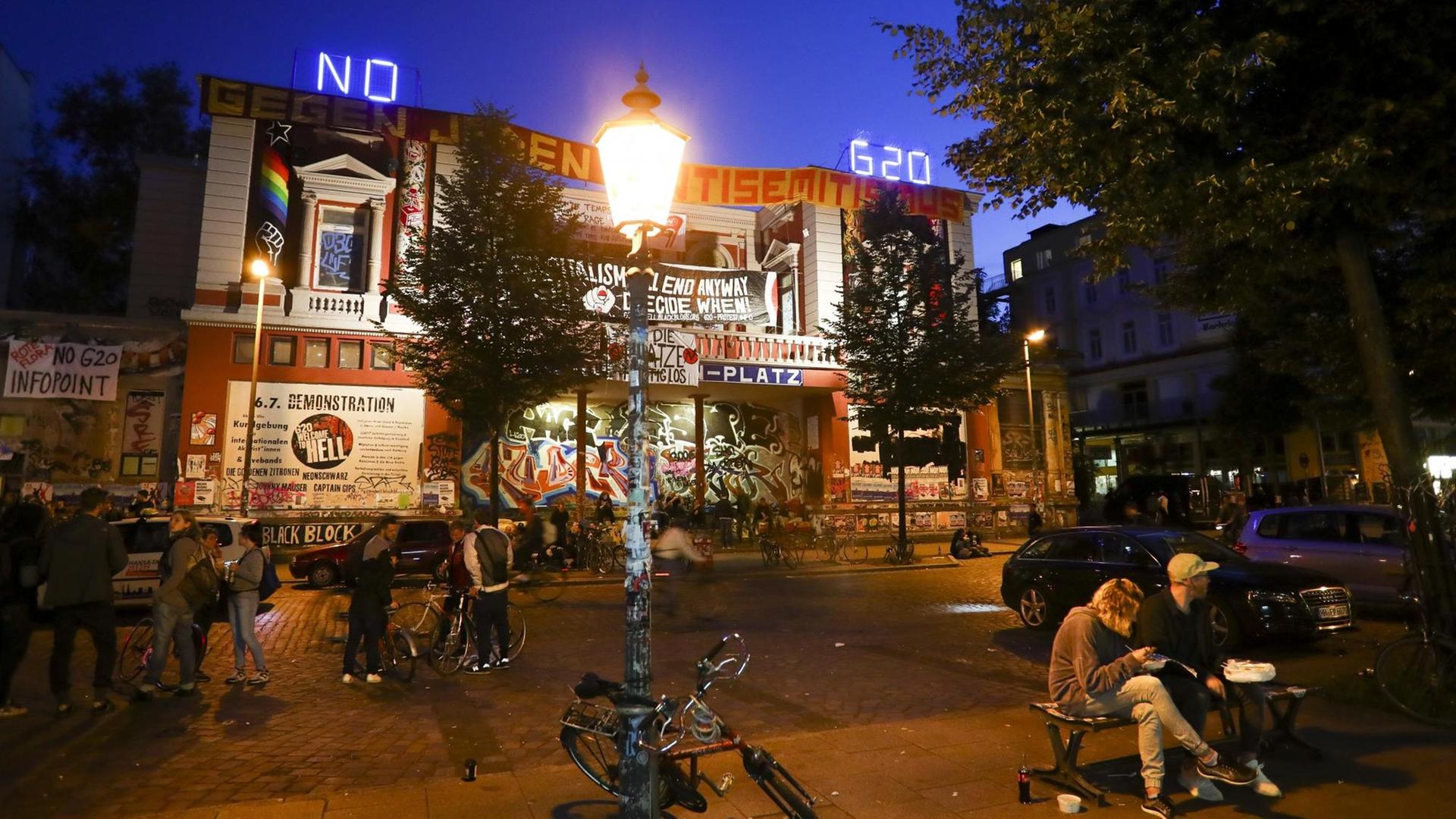 Der Schriftzug «No G20» leuchtet in Hamburg auf dem Dach des autonomen Kulturzentrums Rote Flora im Schanzenviertel. Der Schriftzug «No G20» leuchtet in Hamburg auf dem Dach des autonomen Kulturzentrums Rote Flora im Schanzenviertel.