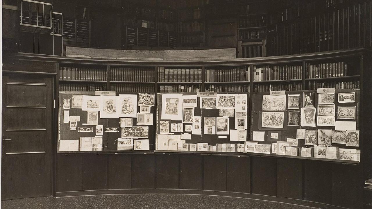 Der Mnemosyne Atlas im Lesezimmer der Kunstwissenschaftlichen Bibliothek von Aby Warburg. Der Mnemosyne Atlas im Lesezimmer der Kunstwissenschaftlichen Bibliothek von Aby Warburg.