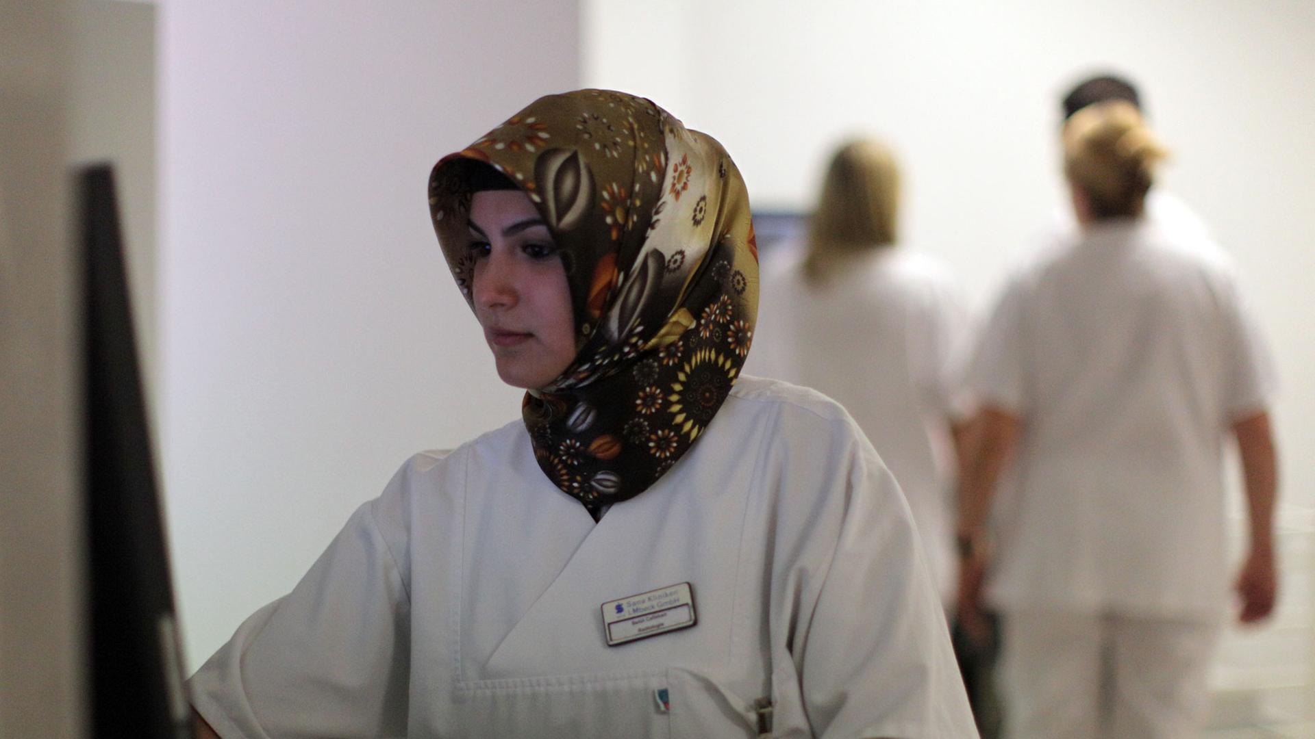 Die Medizinisch-technische Assistentin Betül Caliscan bei ihrer Arbeit in einem Krankenhaus. Die Medizinisch-technische Assistentin Betül Caliscan bei ihrer Arbeit in einem Krankenhaus.