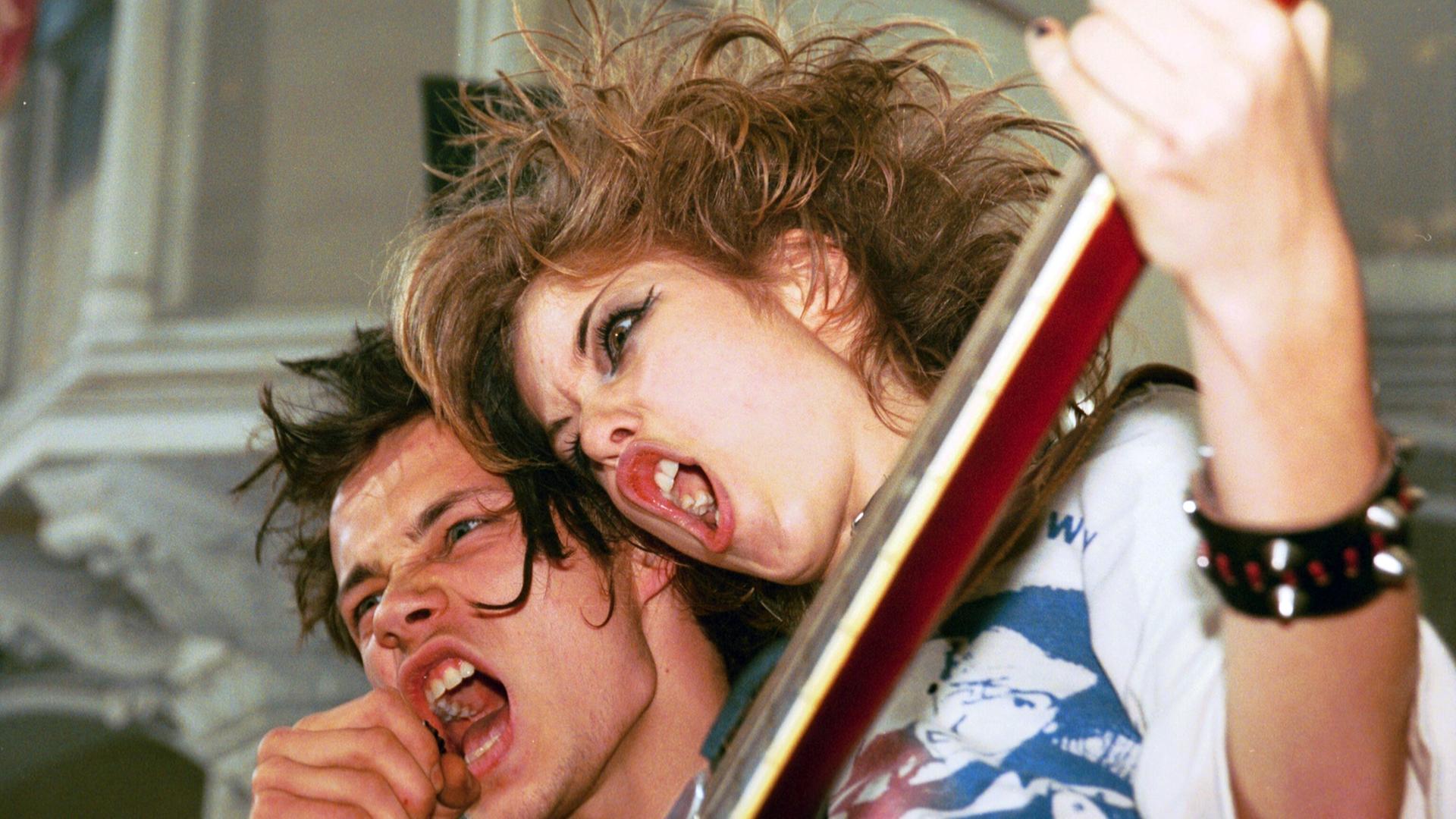 Zwei Punks - ein Sänger und eine Gitarristin - in dem Film über eine Ost-West-Liebesgeschichte "Pissed and Proud" Zwei Punks - ein Sänger und eine Gitarristin - in dem Film über eine Ost-West-Liebesgeschichte "Pissed and Proud"