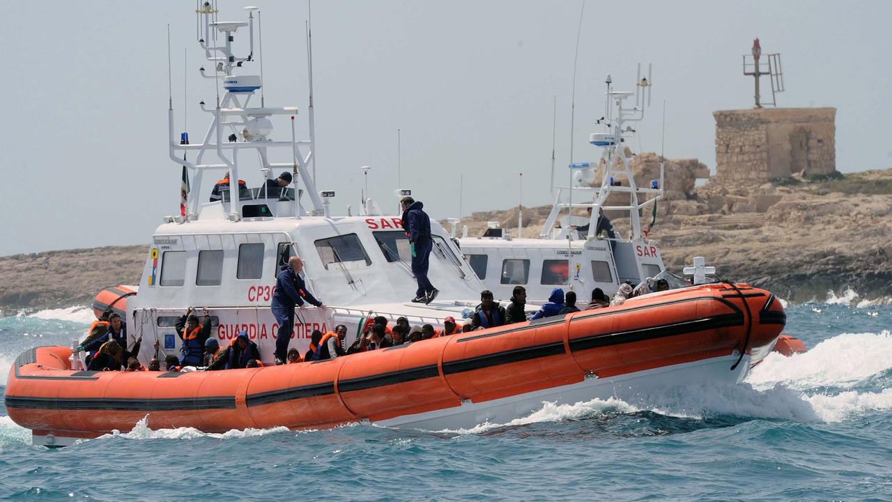 Flüchtlinge vor der italienischen Insel Lampedusa Flüchtlinge vor der italienischen Insel Lampedusa