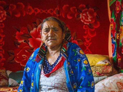 Die Großmutter der Frau von Davyd Pap, der während eines Angriffs auf ein Roma-Lager in der Nähe der ukrainischen Stadt Lviv erstochen wurde.