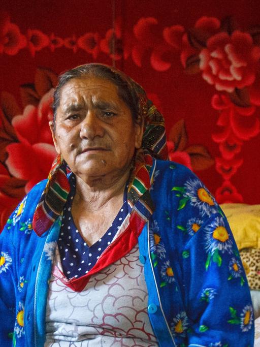 Die Großmutter der Frau von Davyd Pap, der während eines Angriffs auf ein Roma-Lager in der Nähe der ukrainischen Stadt Lviv erstochen wurde.