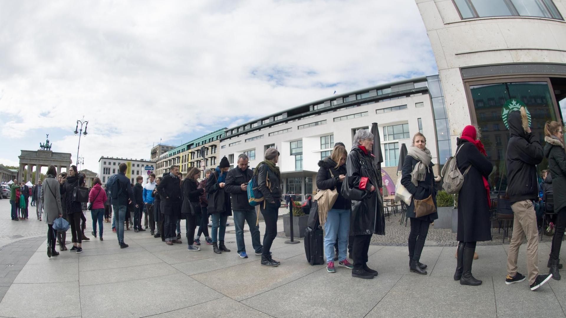 Wahlberechtigte Franzosen stehen am 23.04.2017 in Berlin vor der französischen Botschaft, um an der Präsidentschaftswahl in Frankreich teilzunehmen. Wahlberechtigte Franzosen stehen am 23.04.2017 in Berlin vor der französischen Botschaft, um an der Präsidentschaftswahl in Frankreich teilzunehmen.