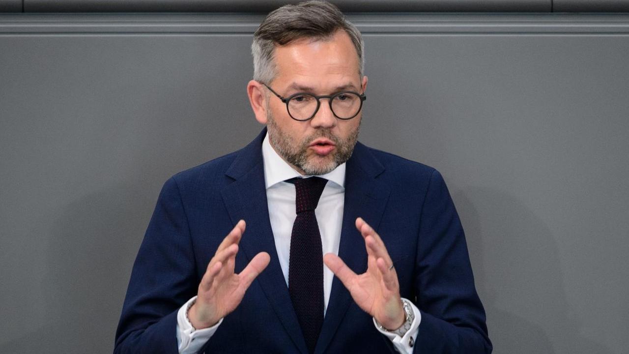 07.06.2018, Berlin: Michael Roth, SPD, spricht bei der Plenarsitzung des Deutschen Bundestages im Reichstagsgebäude. Hauptthemen der 36. Sitzung der 19. Legislaturperiode sind die geplante Neuregelung des Familiennachzugs für Flüchtlinge, die von der FDP geforderte Einsetzung eines Untersuchungsausschusses zur Affäre im Bundesamt für Migration und Flüchtlinge (Bamf), Auslandseinsätze der Bundeswehr, und die steigenden Mieten in Deutschland. Foto: Sina Schuldt/dpa | Verwendung weltweit 07.06.2018, Berlin: Michael Roth, SPD, spricht bei der Plenarsitzung des Deutschen Bundestages im Reichstagsgebäude. Hauptthemen der 36. Sitzung der 19. Legislaturperiode sind die geplante Neuregelung des Familiennachzugs für Flüchtlinge, die von der FDP geforderte Einsetzung eines Untersuchungsausschusses zur Affäre im Bundesamt für Migration und Flüchtlinge (Bamf), Auslandseinsätze der Bundeswehr, und die steigenden Mieten in Deutschland. Foto: Sina Schuldt/dpa | Verwendung weltweit