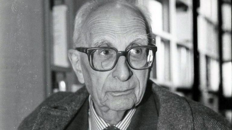 Porträt in Schwarzweiß des französischen Ethnologen Claude Lévi-Strauss. Porträt in Schwarzweiß des französischen Ethnologen Claude Lévi-Strauss.