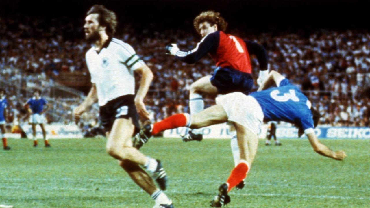 Torwart Harald Schumacher BR Deutschland streckt Patrick Battiston Frankreich, re. nieder Torwart Harald Schumacher BR Deutschland streckt Patrick Battiston Frankreich, re. nieder