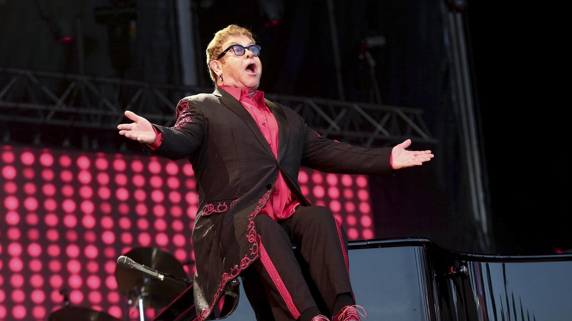 Der britische Popsänger Sir Elton John tritt am 14.07.2016 auf dem MEO Mares Vivas Musik Festival in Vila Nova de Gaia, Portugal auf. Am 25. März 2017 wird er 70 Jahre alt. Der britische Popsänger Sir Elton John tritt am 14.07.2016 auf dem MEO Mares Vivas Musik Festival in Vila Nova de Gaia, Portugal auf. Am 25. März 2017 wird er 70 Jahre alt.
