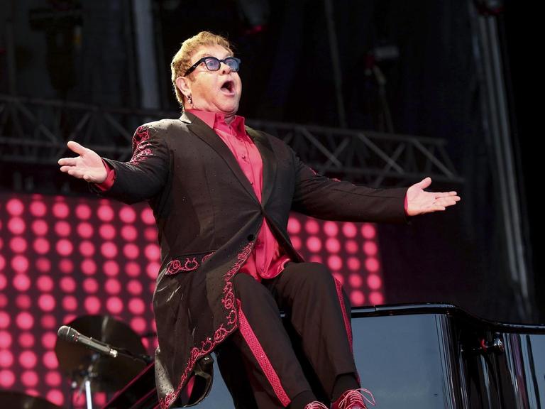 Der britische Popsänger Sir Elton John tritt am 14.07.2016 auf dem MEO Mares Vivas Musik Festival in Vila Nova de Gaia, Portugal auf. Am 25. März 2017 wird er 70 Jahre alt.