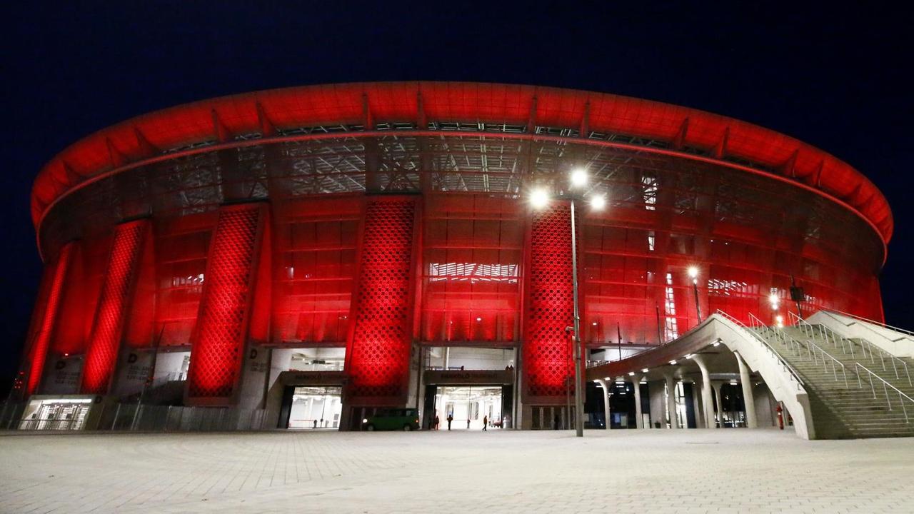 Die Budapester Puskas Arena leuchtet rot in der Nacht Die Budapester Puskas Arena leuchtet rot in der Nacht