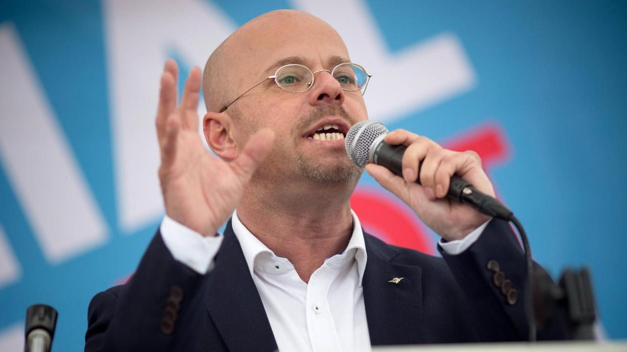 Andreas Kalbitz spricht auf einer Kundgebung Andreas Kalbitz spricht auf einer Kundgebung
