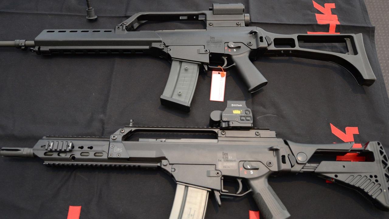 Zwei Sturmgewehre G36 von Heckler und Koch liegen am 07.05.2015 in Oberndorf in der Firmenzentrale auf einem Tisch vor einem Logo des Waffenproduzenten. Zwei Sturmgewehre G36 von Heckler und Koch liegen am 07.05.2015 in Oberndorf in der Firmenzentrale auf einem Tisch vor einem Logo des Waffenproduzenten.