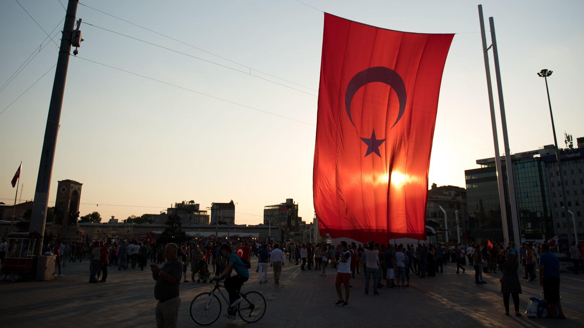Türkische Flagge auf dem Taksim-Platz in Istanbul Türkische Flagge auf dem Taksim-Platz in Istanbul