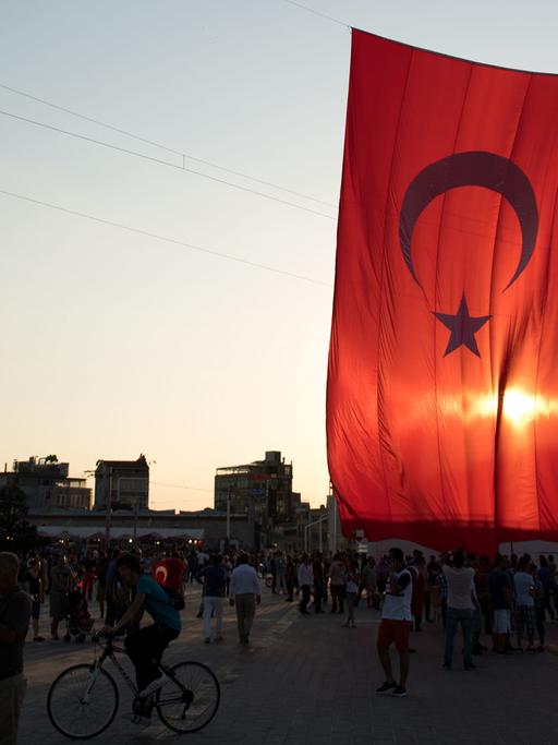 Türkische Flagge auf dem Taksim-Platz in Istanbul