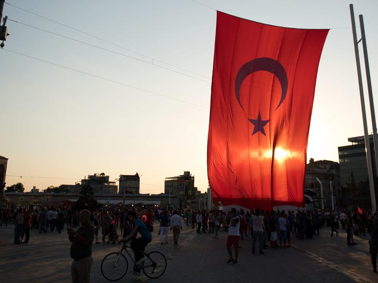 Türkische Flagge auf dem Taksim-Platz in Istanbul