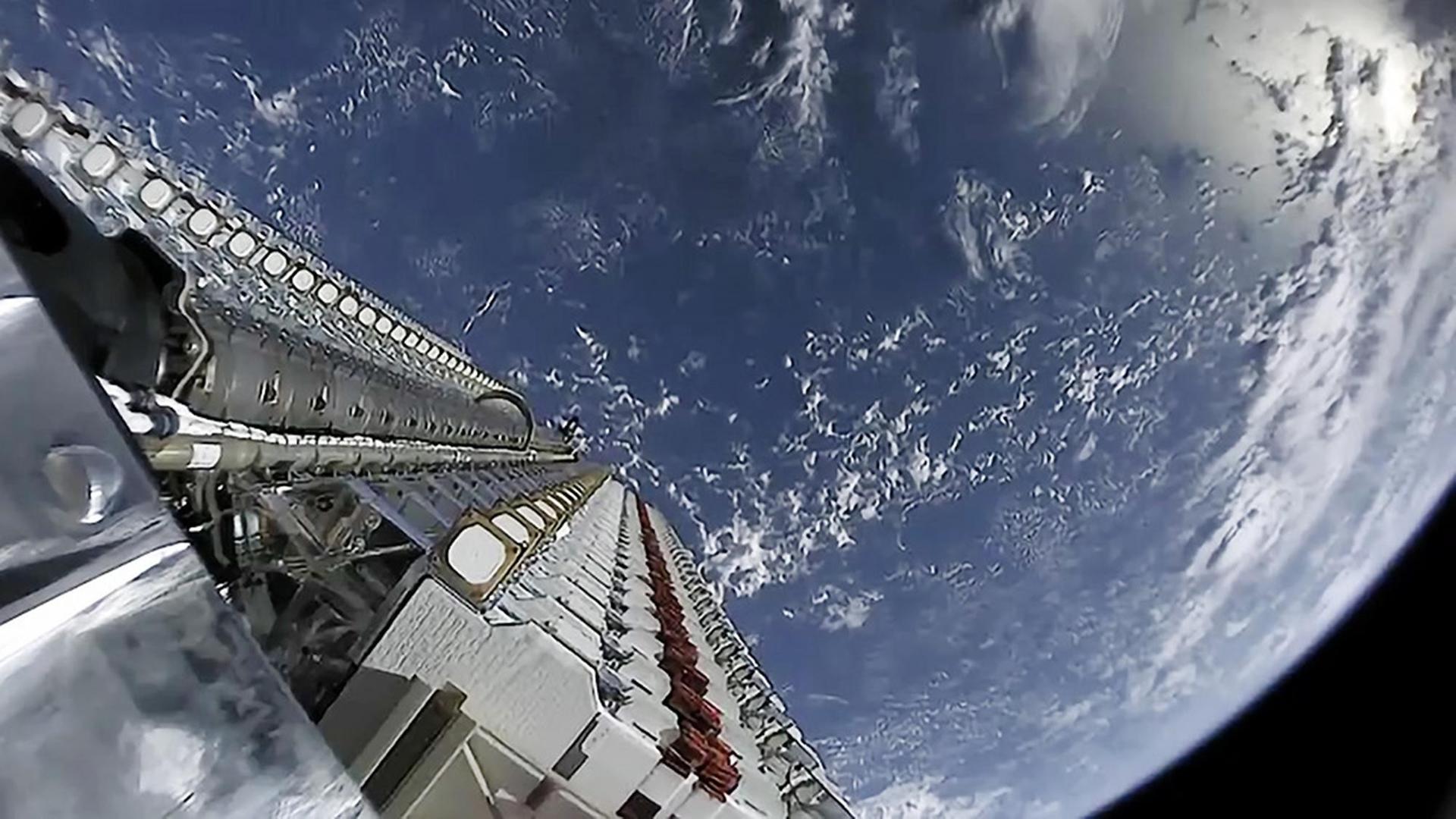 Eine SpaceX Falcon 9-Rakete im Orbit, mit 60 Starlink-Satelliten an Bord, Mai 2019. Eine SpaceX Falcon 9-Rakete im Orbit, mit 60 Starlink-Satelliten an Bord, Mai 2019.